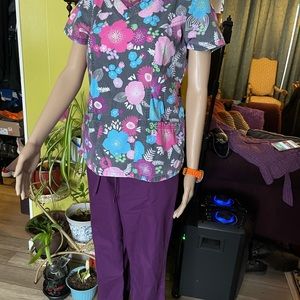 Used scrub suit like new no tear or holes no stains, top small pant small…